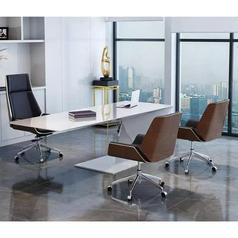 Fauteuil de bureau de direction à dossier haut avec dossier en bois courbé noyer et assise en similicuir, base pivotante et roulante