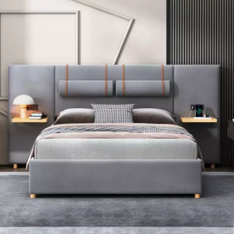 Lit plateforme capitonné en velours Queen-Size avec deux prises, ports de chargement USB, oreillers de chevet et étagères de rangement