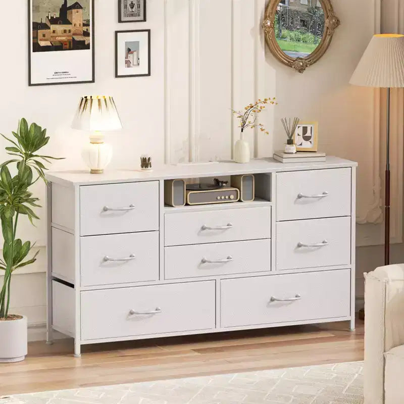 Commode large et blanche à 8 tiroirs en tissu avec station de charge, étagère ouverte, meuble de chambre d'enfant ou console TV multimédia.