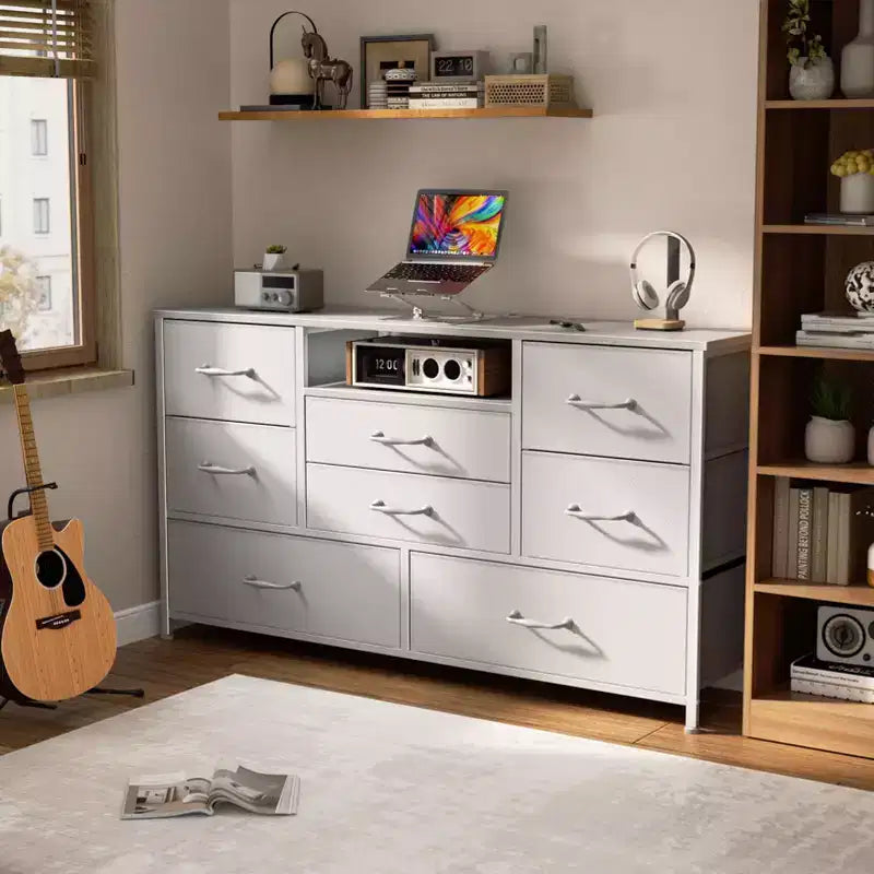 Commode large et blanche à 8 tiroirs en tissu avec station de charge, étagère ouverte, meuble de chambre d'enfant ou console TV multimédia.