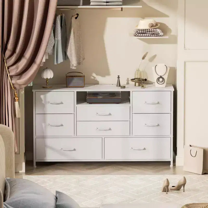 Commode large et blanche à 8 tiroirs en tissu avec station de charge, étagère ouverte, meuble de chambre d'enfant ou console TV multimédia.