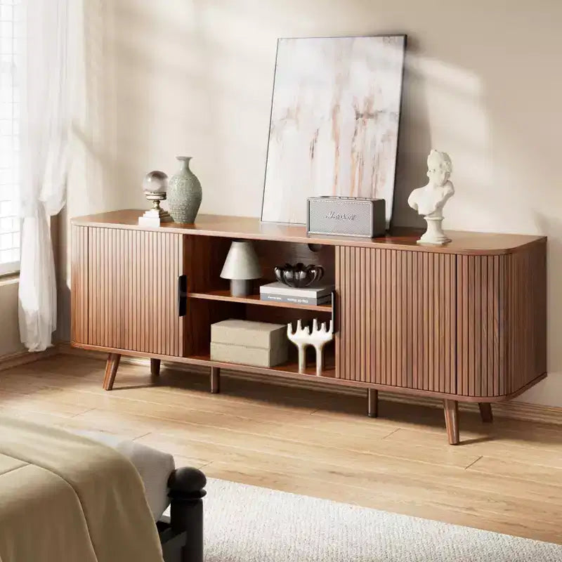 Meuble TV Noyer pour Téléviseurs jusqu'à 65 Pouces, Console TV Mid-Century avec Portes à Lattes, Grandes Étagères de Rangement, Meuble TV Moderne en Bois