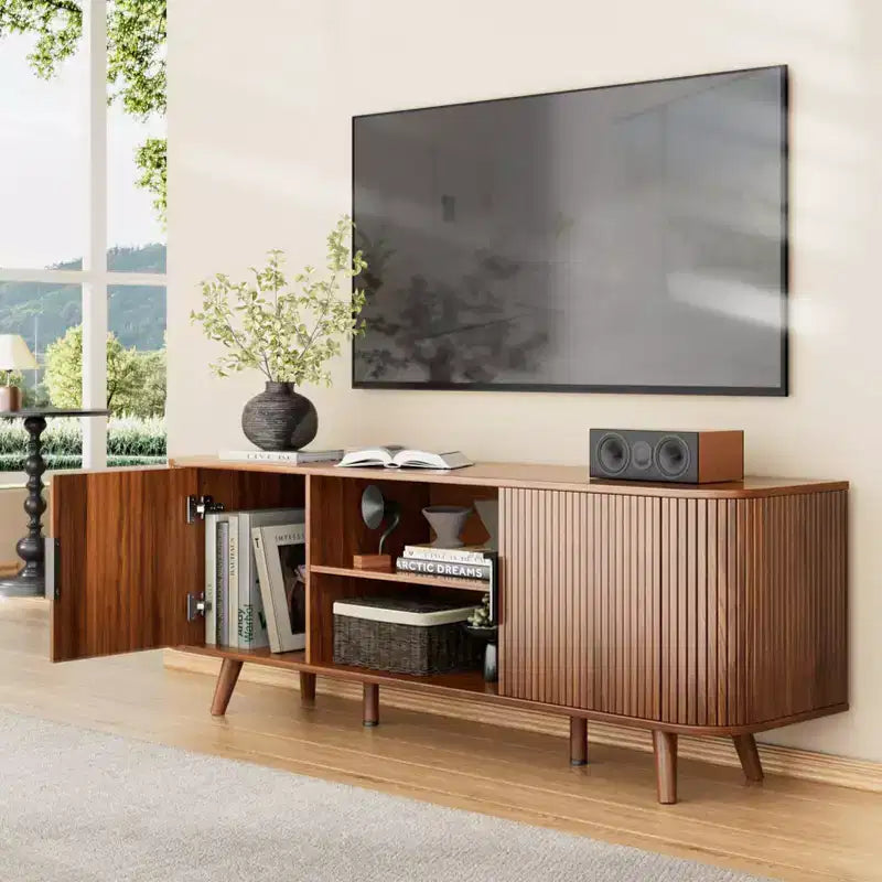 Meuble TV Noyer pour Téléviseurs jusqu'à 65 Pouces, Console TV Mid-Century avec Portes à Lattes, Grandes Étagères de Rangement, Meuble TV Moderne en Bois